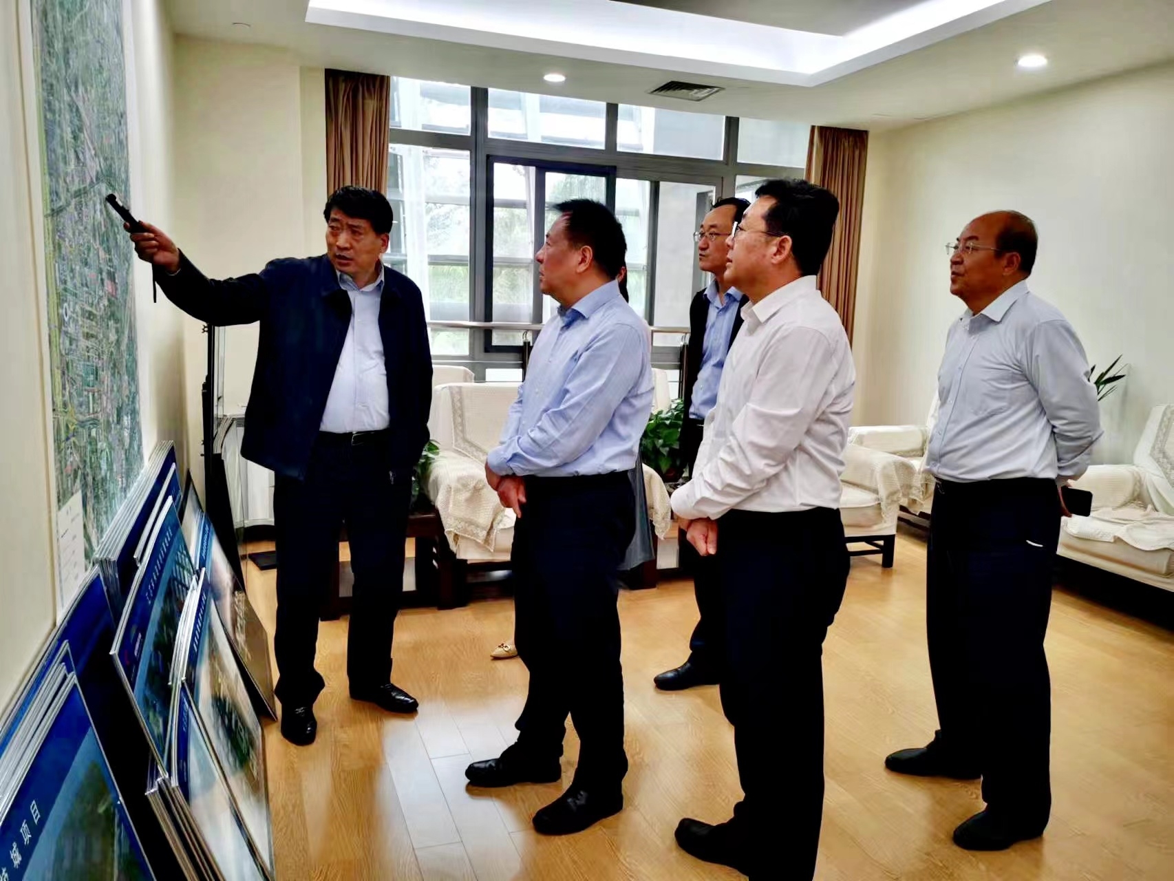 金輝一行赴西安國際港務區(qū)考察調研
